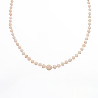 Collana in corallo rosa a scalare, chiusura in oro 18 kt con cabochon di corallo rosa