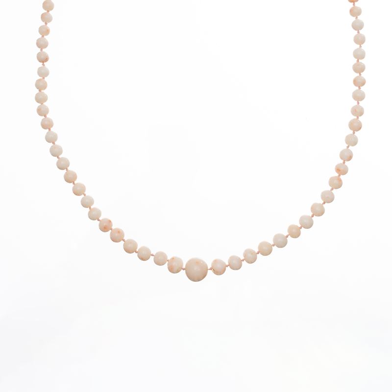 Collana in corallo rosa a scalare, chiusura in oro 18 kt con cabochon di corallo rosa