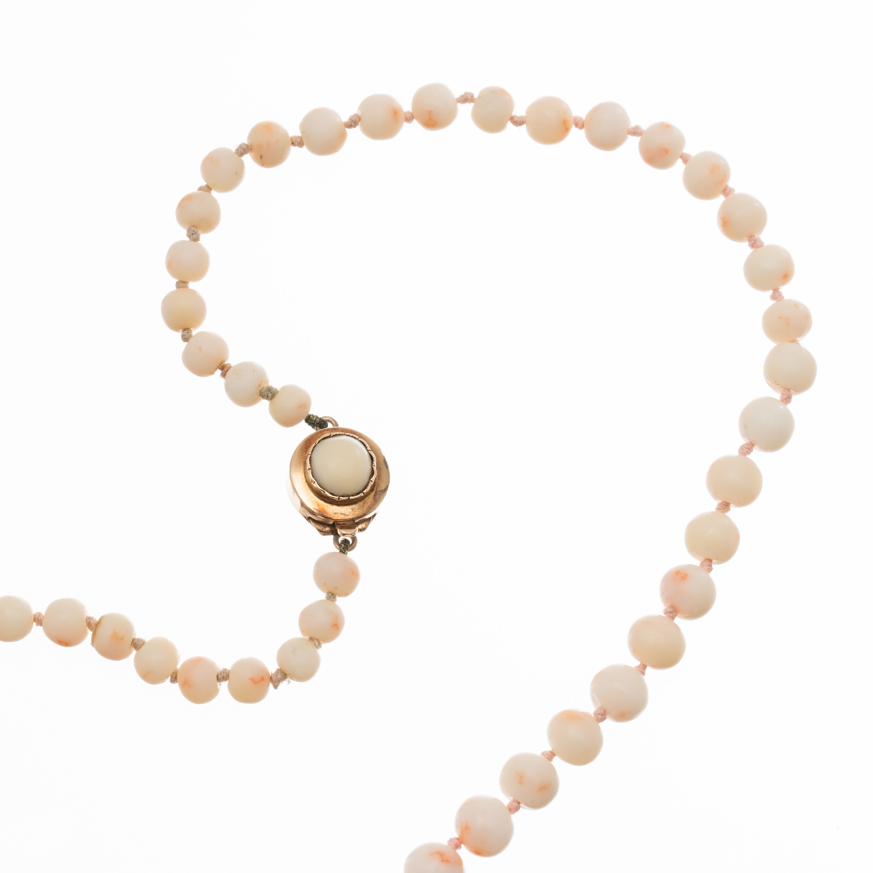 Collana in corallo rosa a scalare, chiusura in oro 18 kt con cabochon di corallo rosa