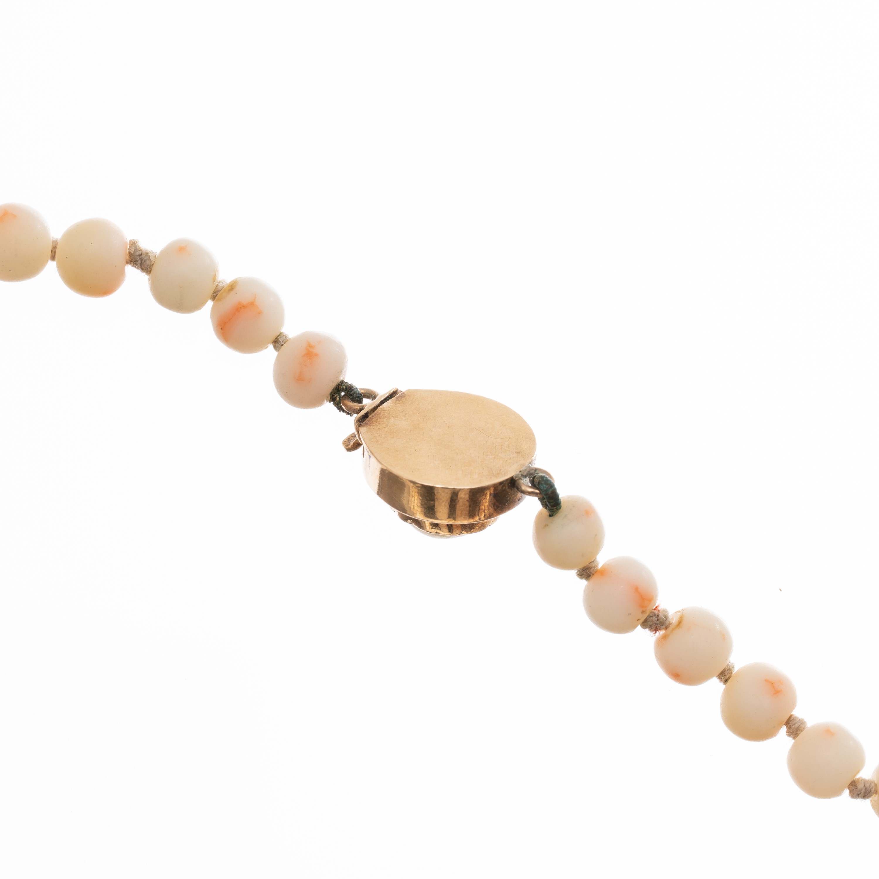 Collana in corallo rosa a scalare, chiusura in oro 18 kt con cabochon di corallo rosa