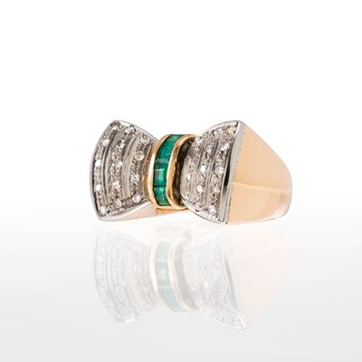 Anello a fiocco in oro rosso 12 kt con smeraldi e diamanti taglio brillante