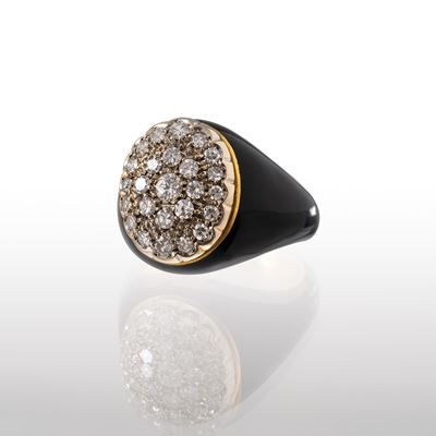 Anello in oro giallo 18 kt con diamanti taglio brillante e smalto nero