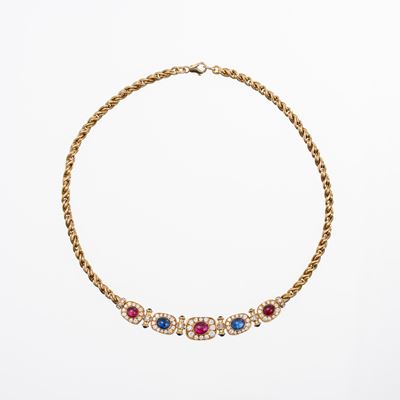 Girocollo in oro giallo 18 kt con zaffiri, rubini cabochon e diamanti taglio brillante