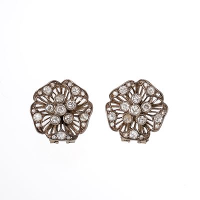 Orecchini, Oro bianco 18 kt e diamanti taglio brillante (circa 1,20 ct totali)