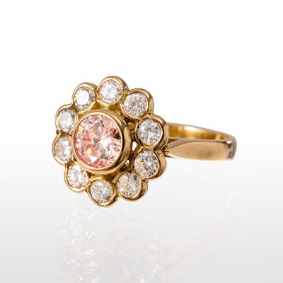 Anello in oro giallo 18 kt con diamante fancy e diamanti taglio brillante