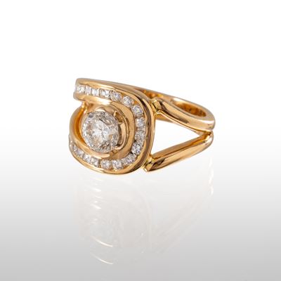 Anello in oro giallo 18 kt con diamante centrale e contorno di diamanti taglio brillante