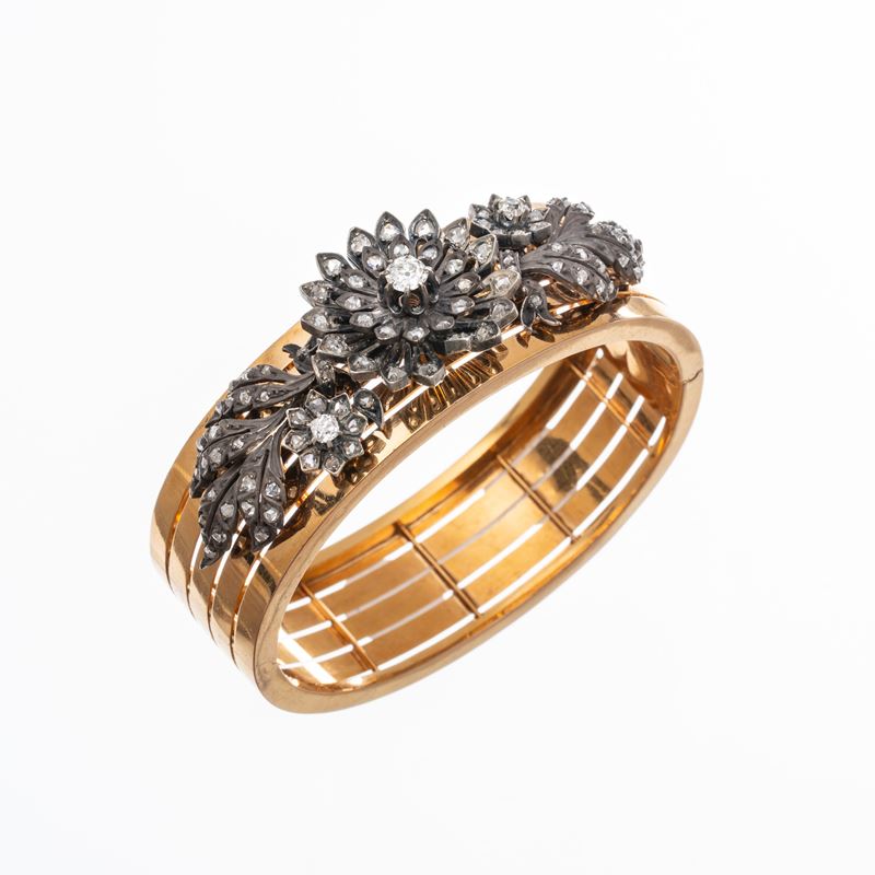 Bracciale francese, modello alla schiava, oro giallo 18 kt con decoro “Tremblant”, argento e diam...