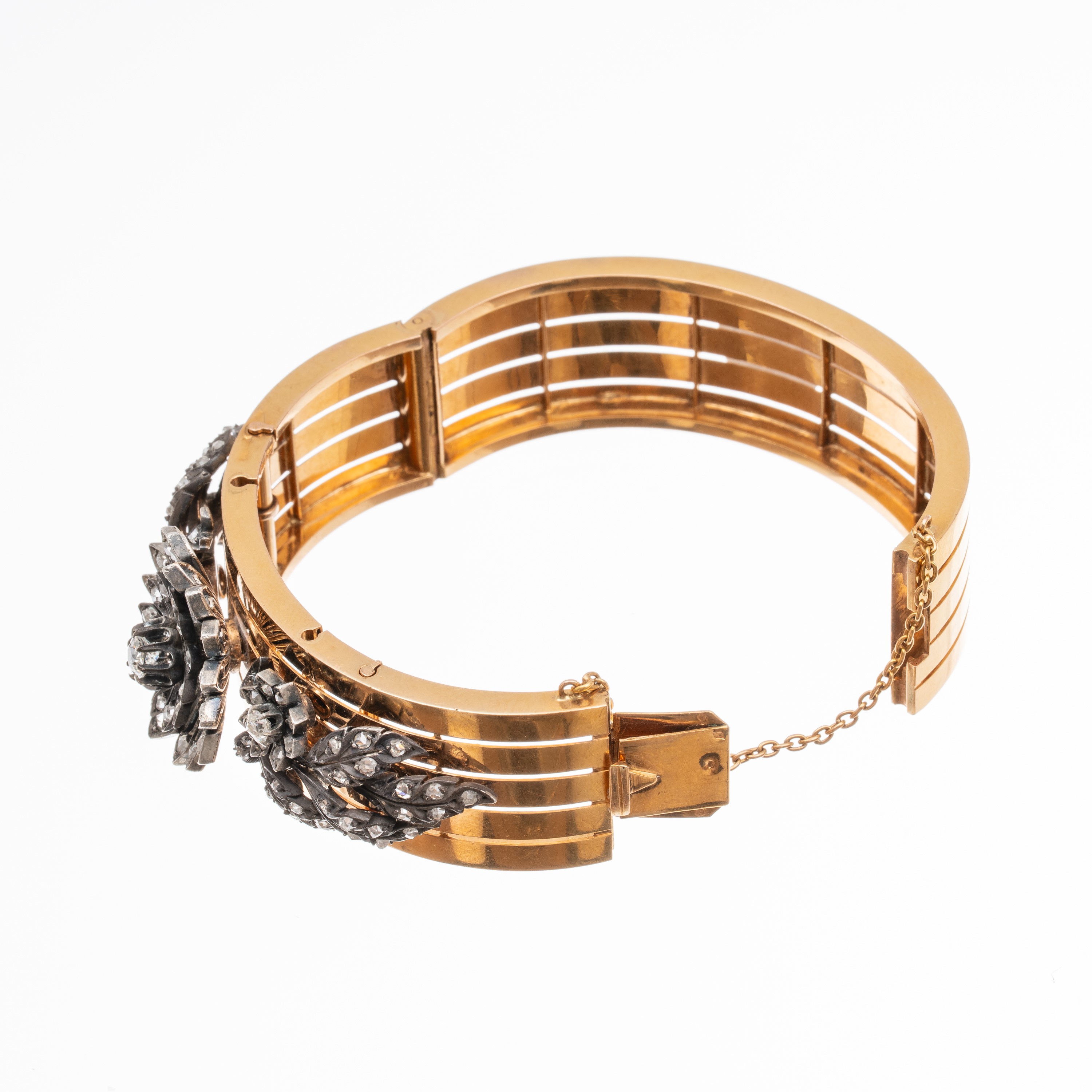 Bracciale francese, modello alla schiava, oro giallo 18 kt con decoro “Tremblant”, argento e diam...