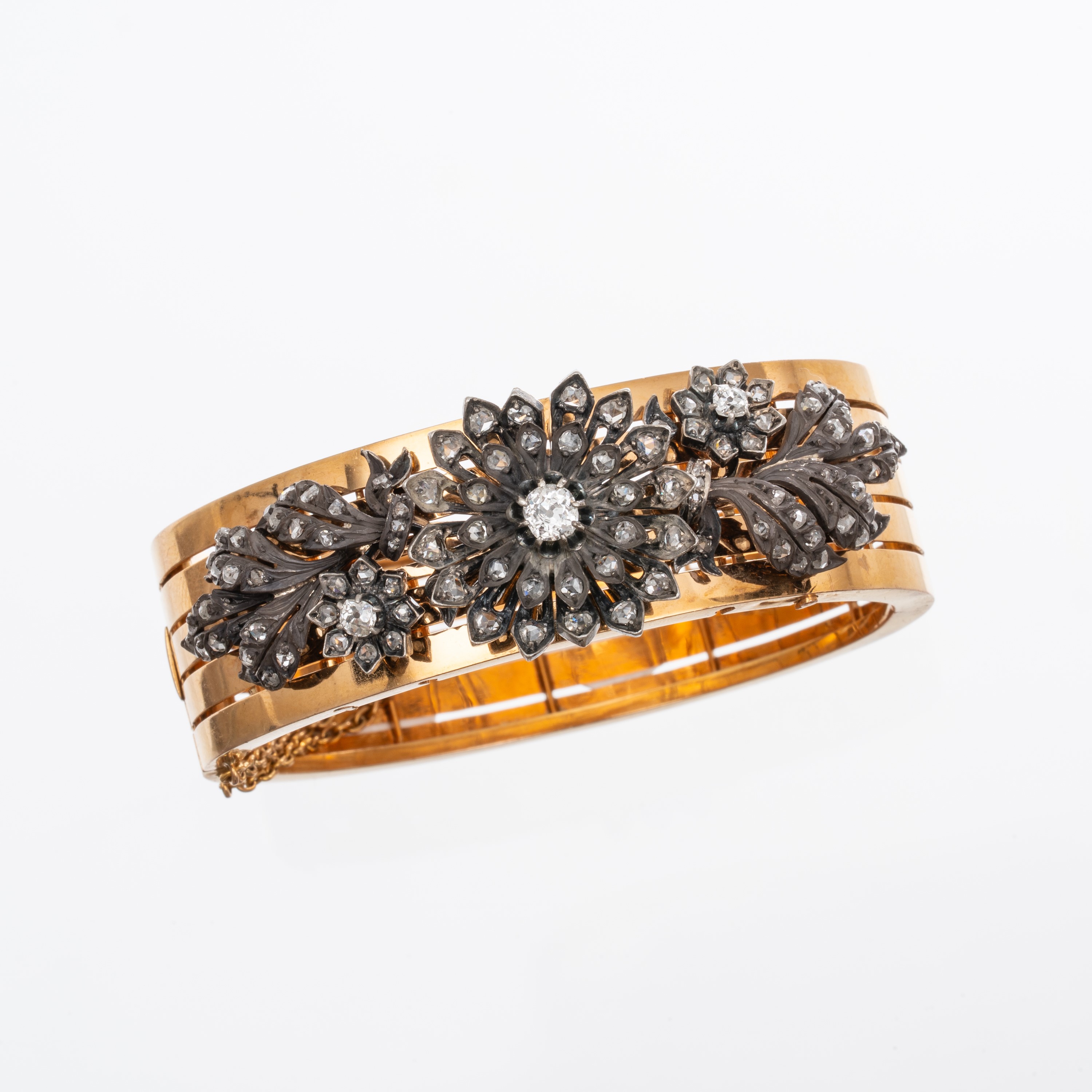 Bracciale francese, modello alla schiava, oro giallo 18 kt con decoro “Tremblant”, argento e diam...
