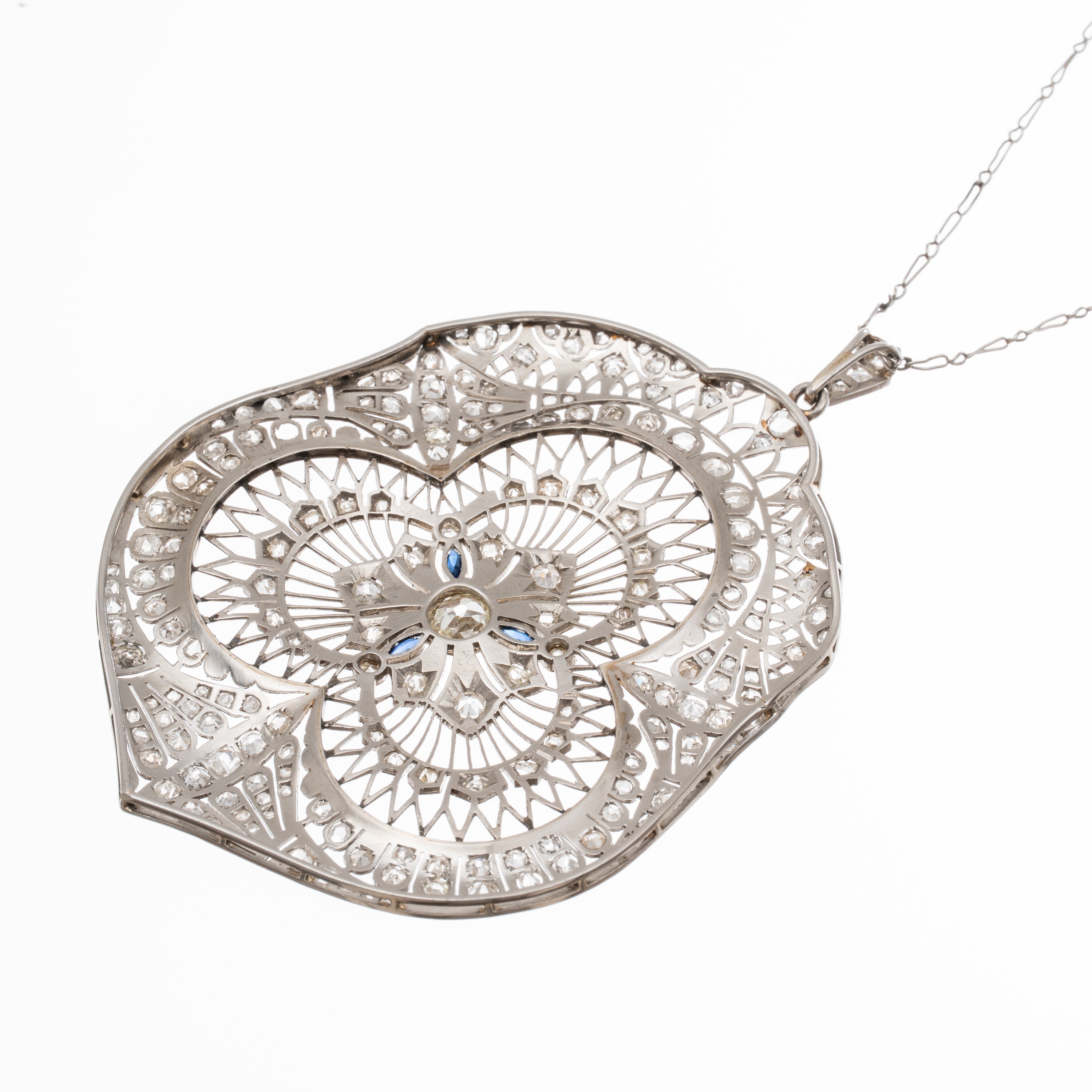 Ciondolo francese in platino, merletto con diamanti, Francia (circa 1930)