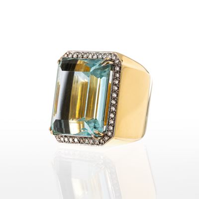 Gioiello in oro giallo 18 kt, Anello con acquamarina e contorno di diamanti taglio brillante