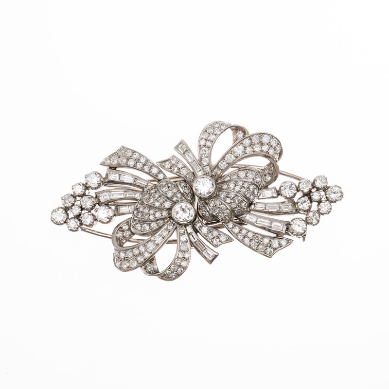 Spilla a doppia clip in platino con diamanti taglio brillante e baguettes