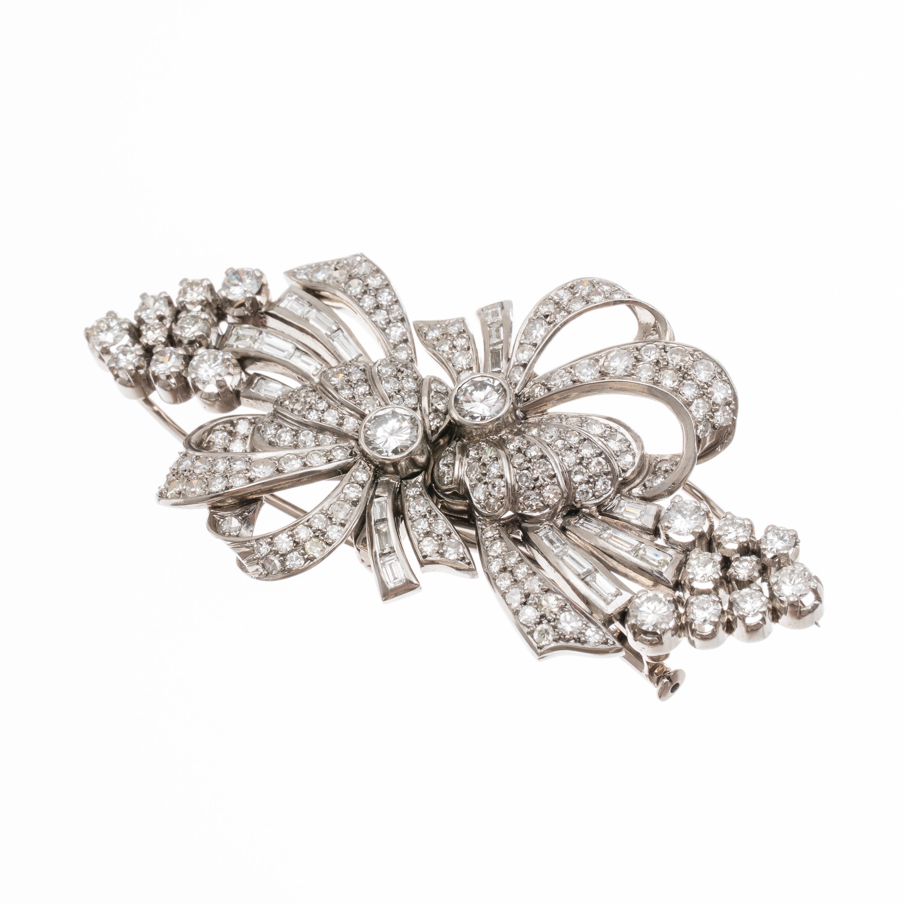 Spilla a doppia clip in platino con diamanti taglio brillante e baguettes