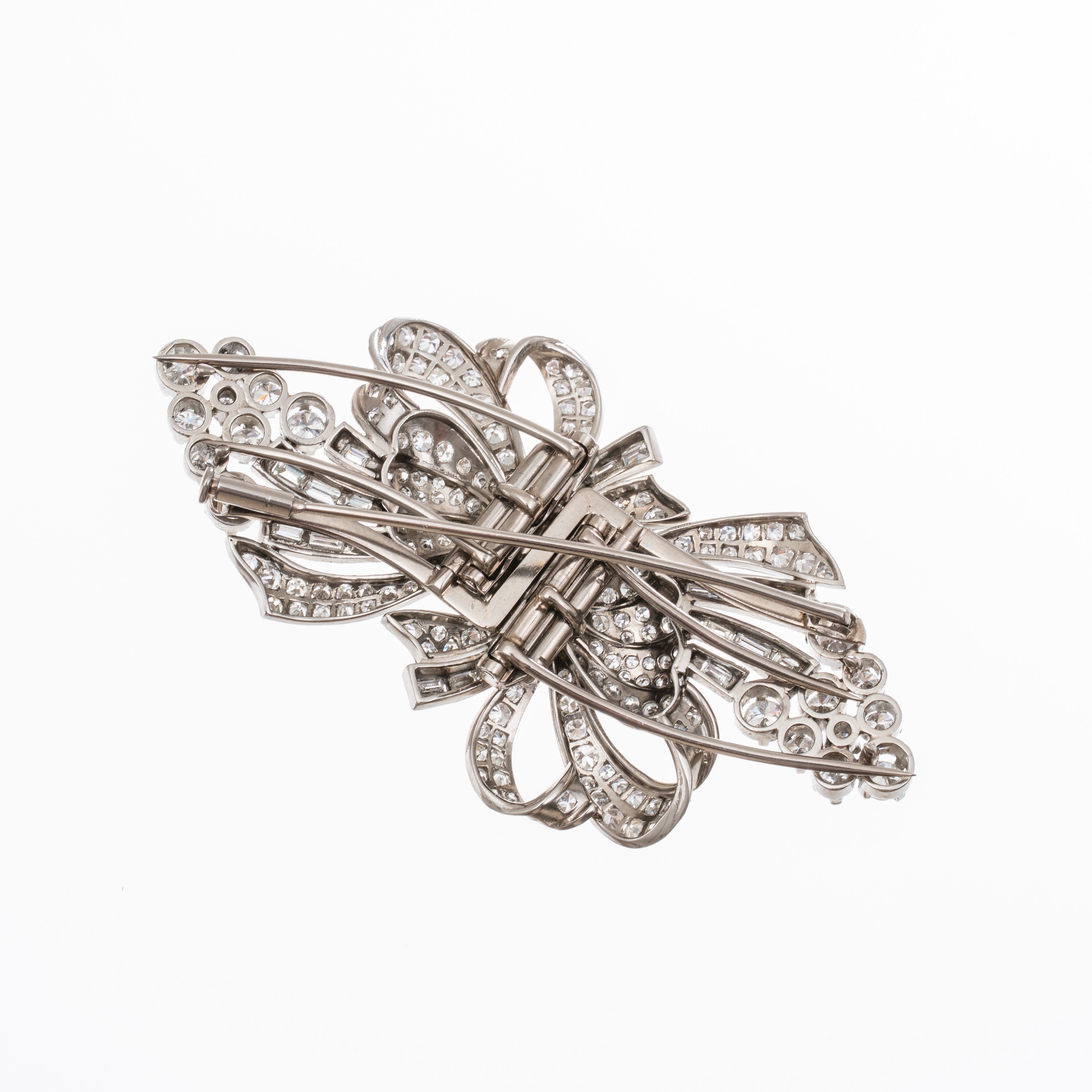 Spilla a doppia clip in platino con diamanti taglio brillante e baguettes