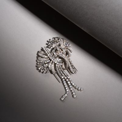 Spilla a doppia clip, platino e diamanti (taglio brillante e baguette)