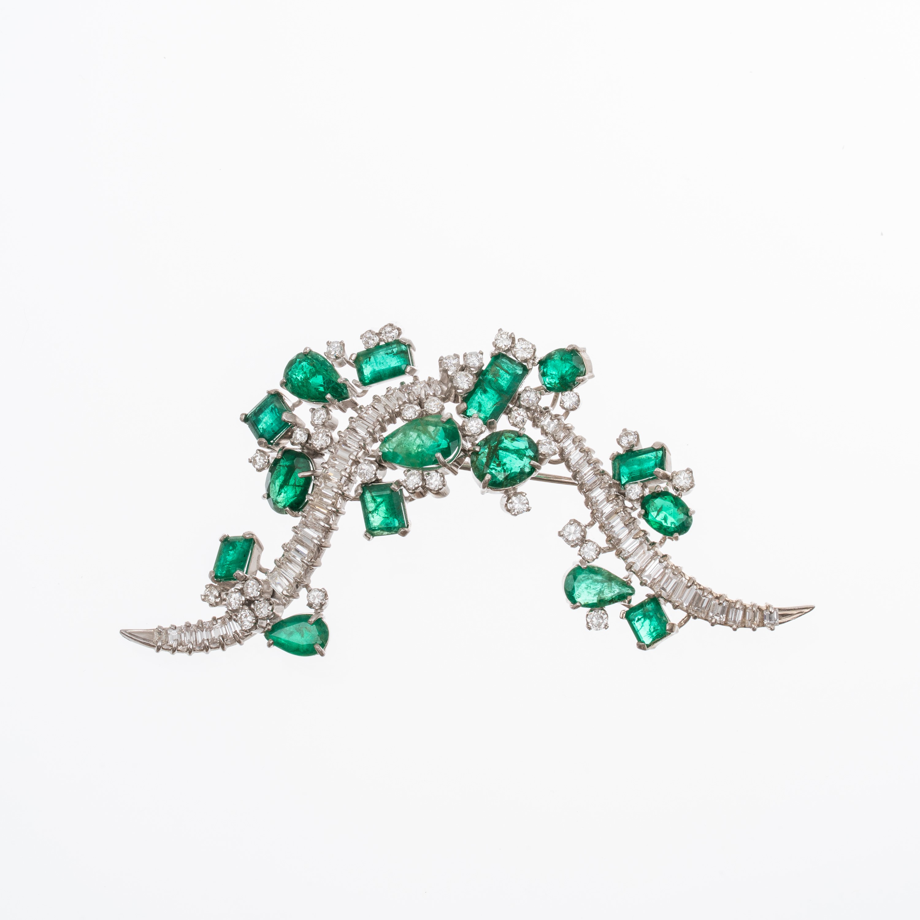 Spilla in platino con smeraldi taglio brillante, diamanti taglio brillante e baguettes