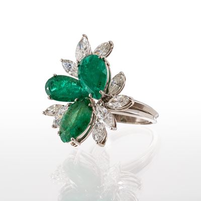Anello in platino con due smeraldi a taglio goccia e diamanti