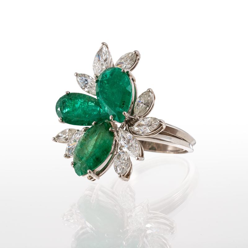 Anello in platino con due smeraldi a taglio goccia e diamanti