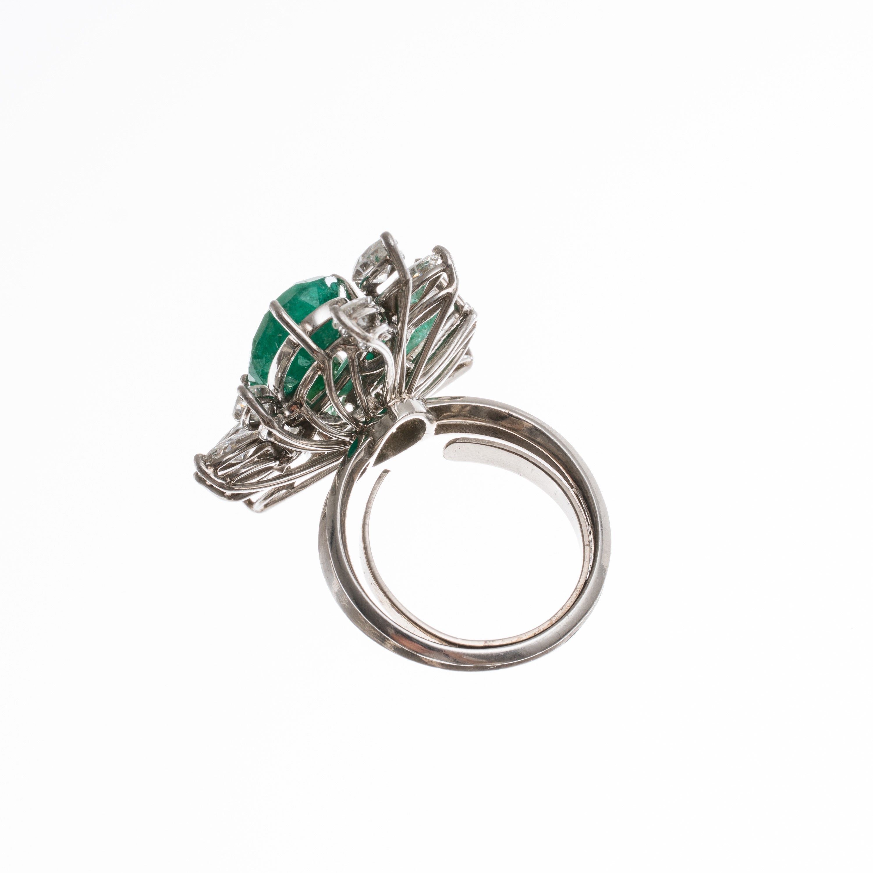 Anello in platino con due smeraldi a taglio goccia e diamanti