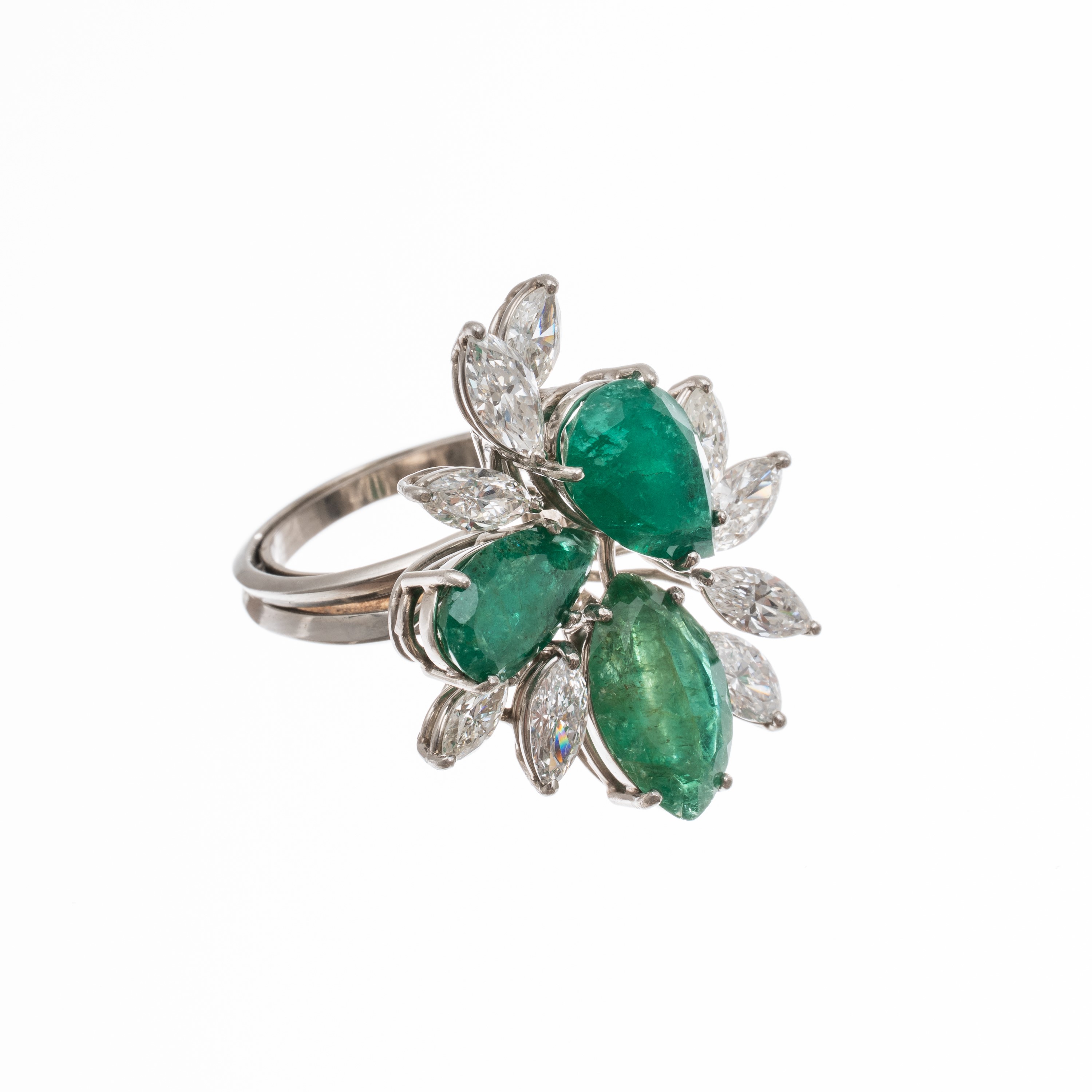 Anello in platino con due smeraldi a taglio goccia e diamanti