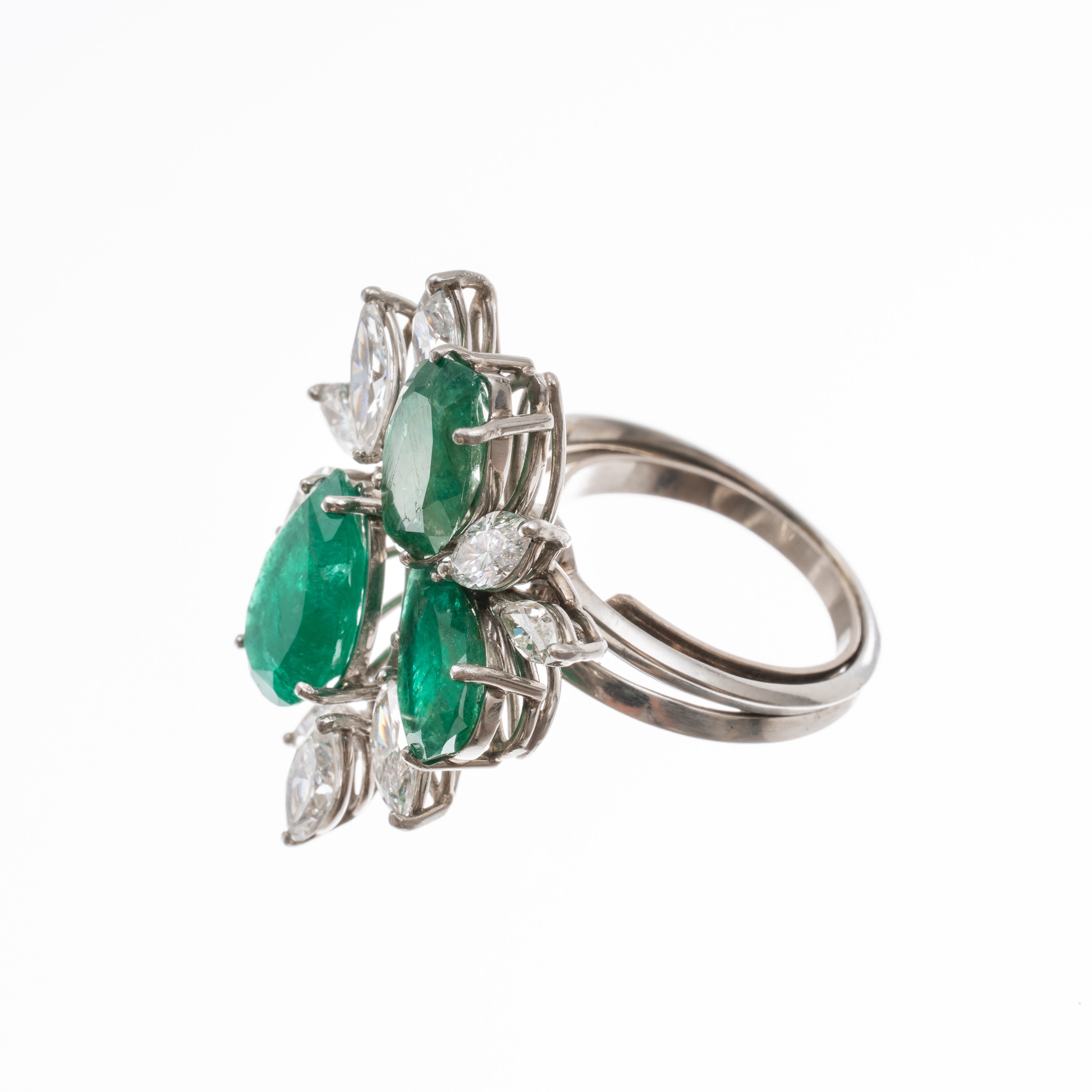 Anello in platino con due smeraldi a taglio goccia e diamanti