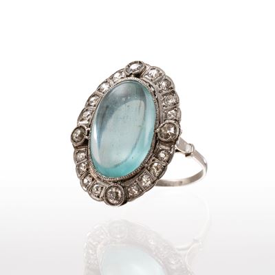 Anello in platino con acquamarina cabochon di circa 4,80 ct e diamanti