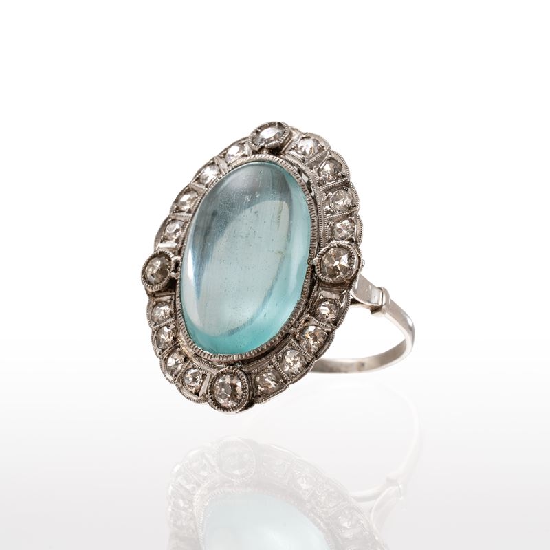 Anello in platino con acquamarina cabochon di circa 4,80 ct e diamanti