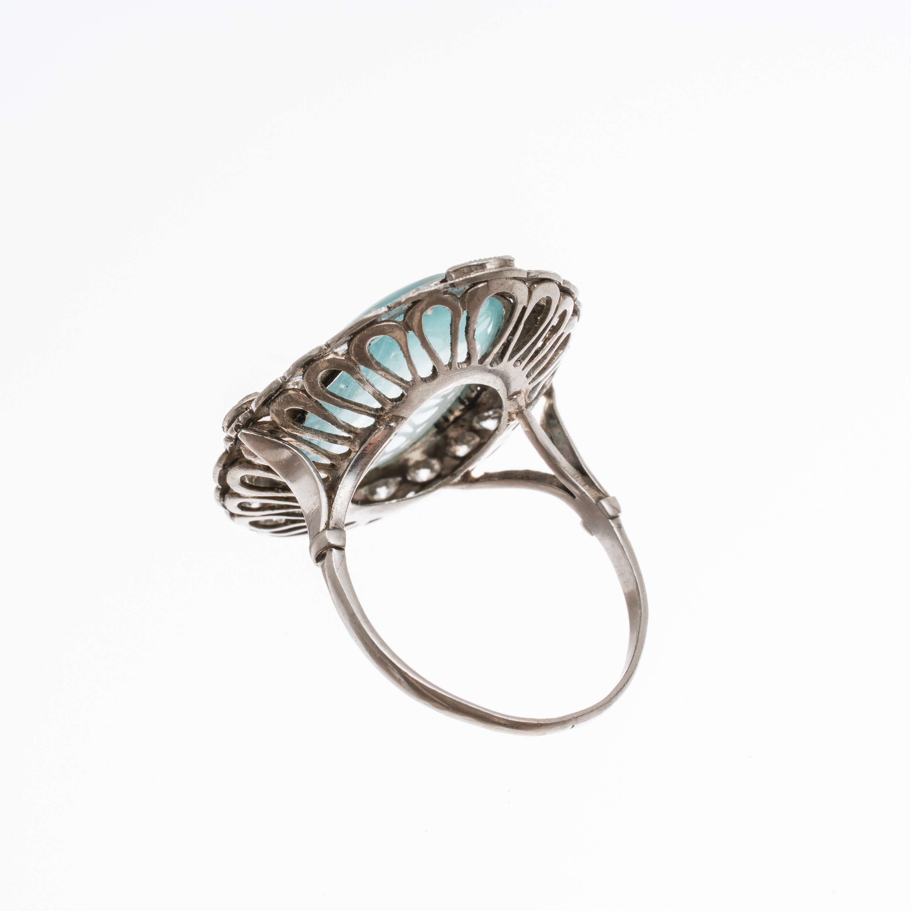 Anello in platino con acquamarina cabochon di circa 4,80 ct e diamanti