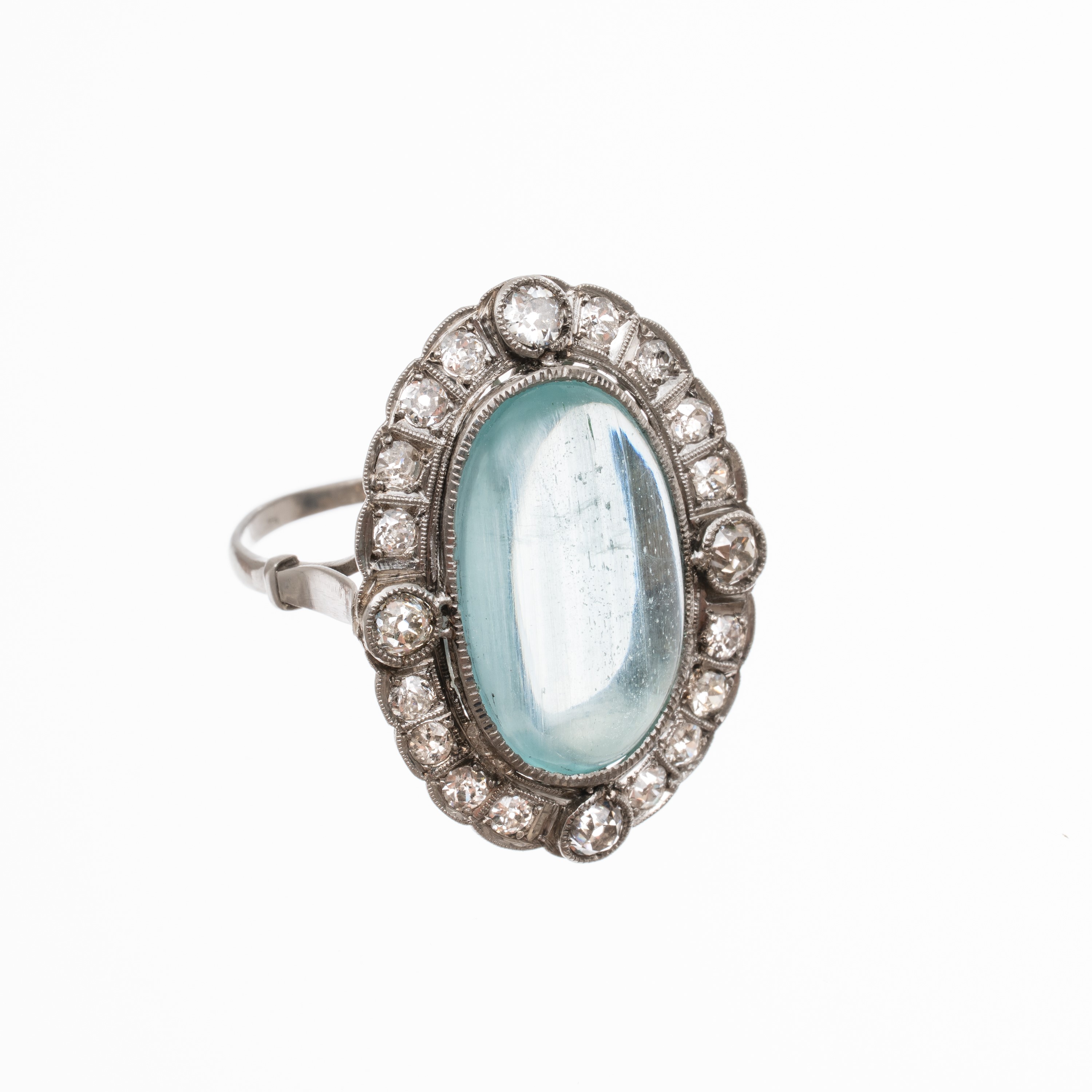 Anello in platino con acquamarina cabochon di circa 4,80 ct e diamanti