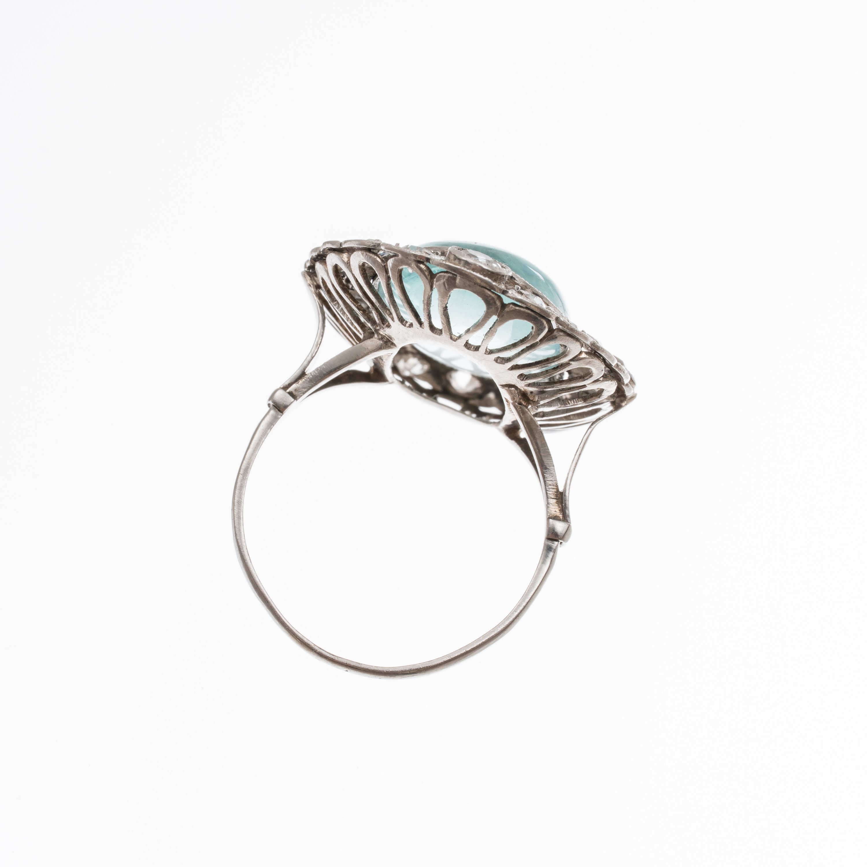 Anello in platino con acquamarina cabochon di circa 4,80 ct e diamanti