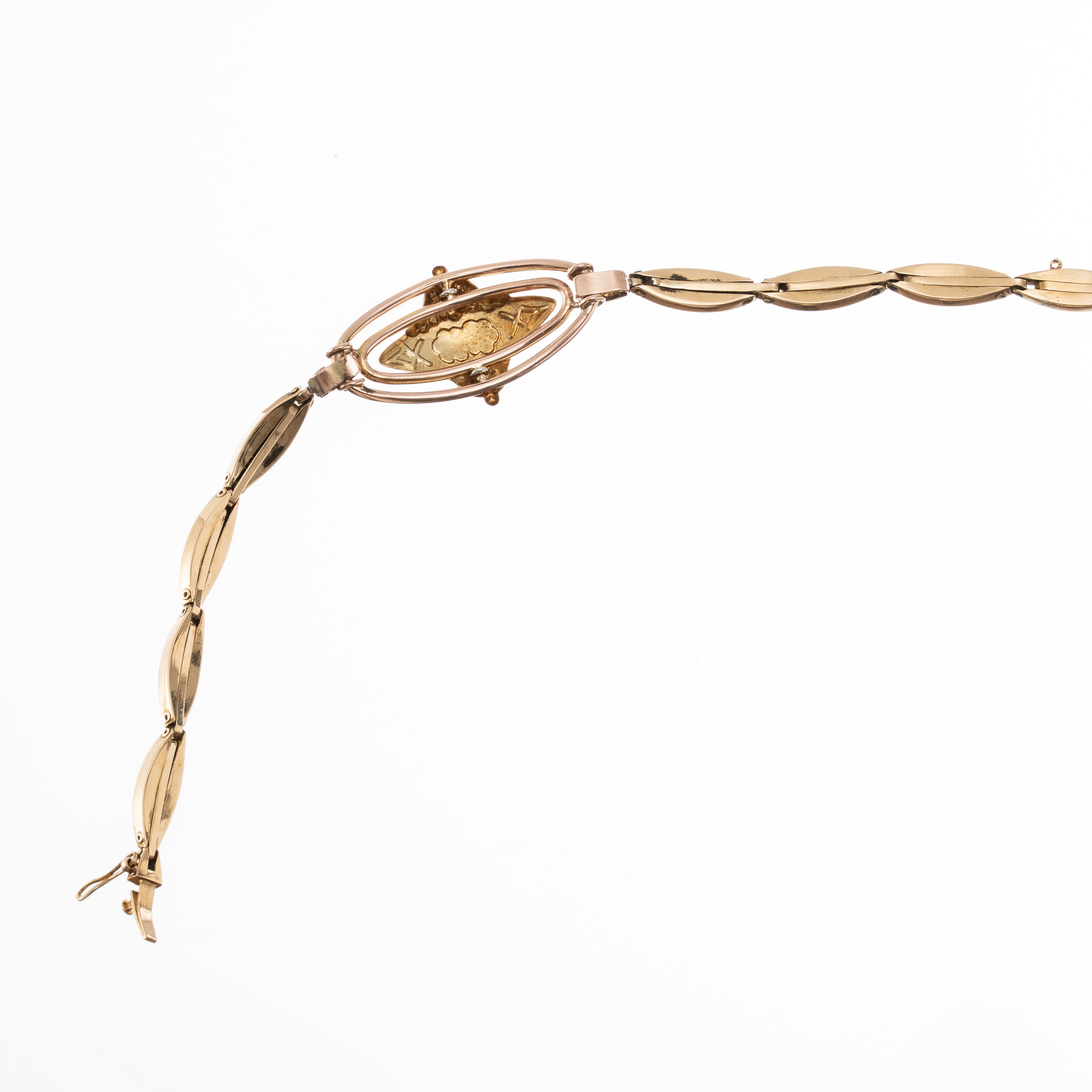 Bracciale in oro rosa 18 kt con smalti, lastra stampata a losanga ed elemento floreale
