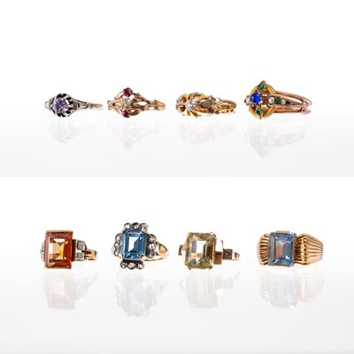 Anelli in oro 18 kt, otto pezzi con pietre colorate e inserti diamantati