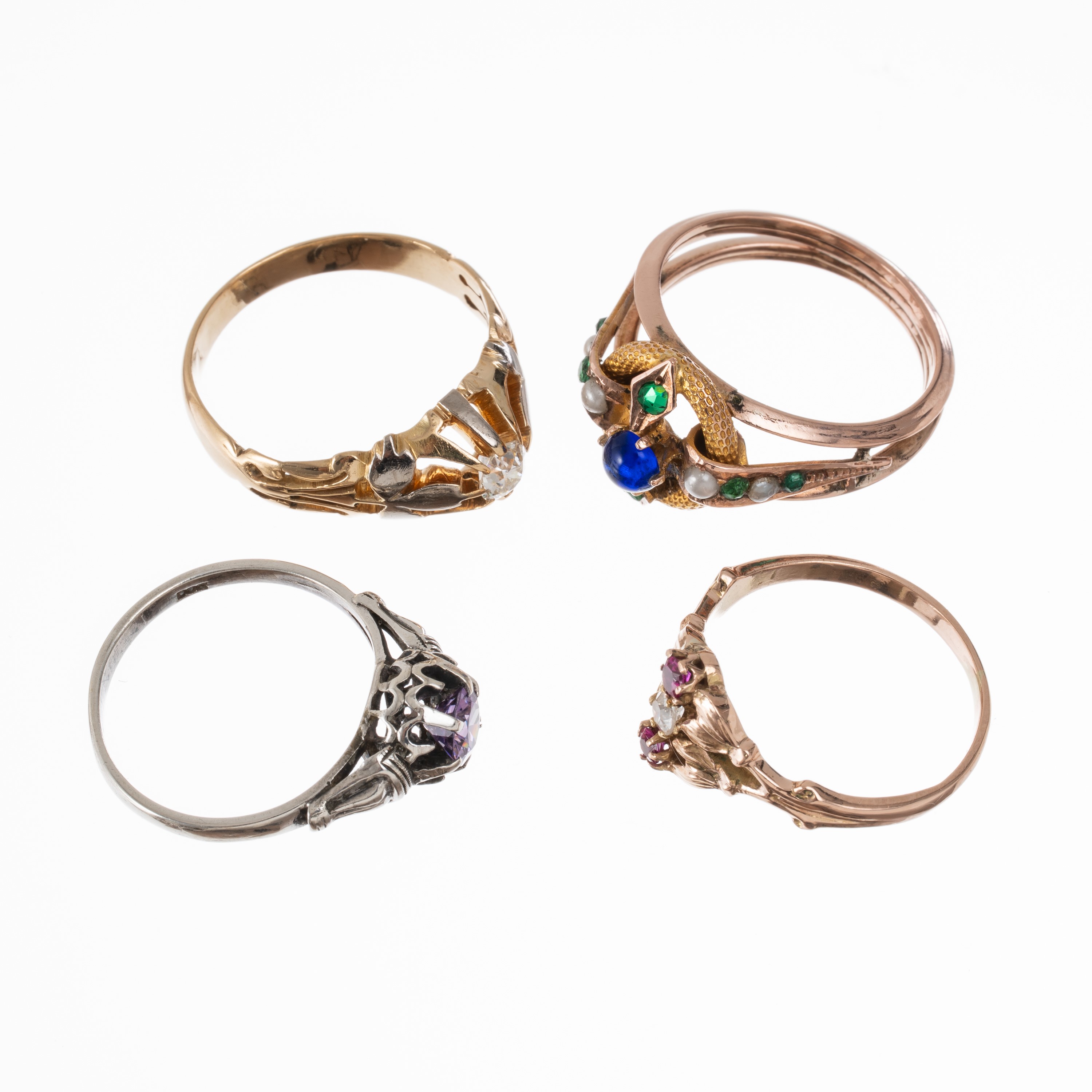 Anelli in oro 18 kt, otto pezzi con pietre colorate e inserti diamantati