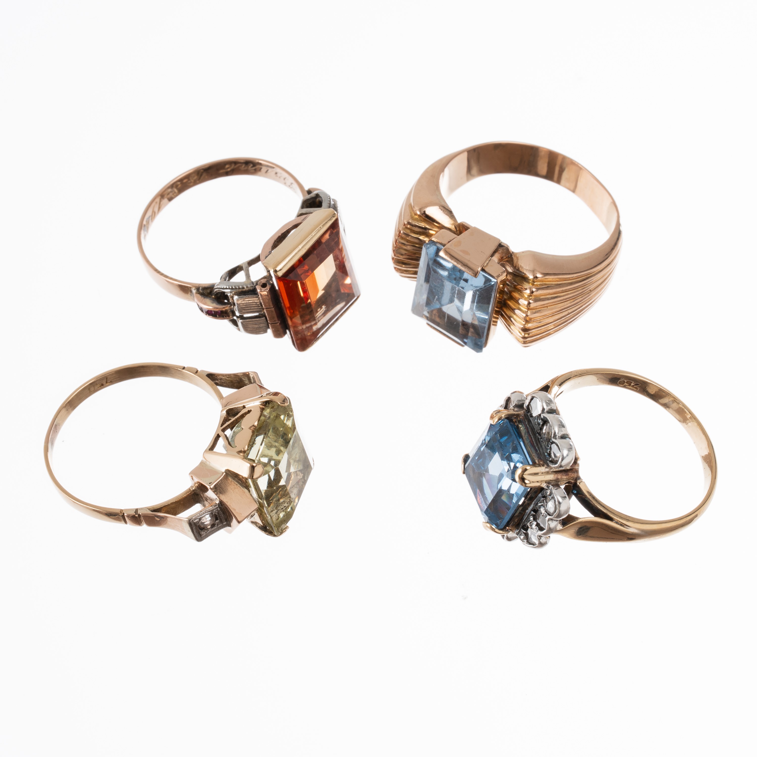 Anelli in oro 18 kt, otto pezzi con pietre colorate e inserti diamantati