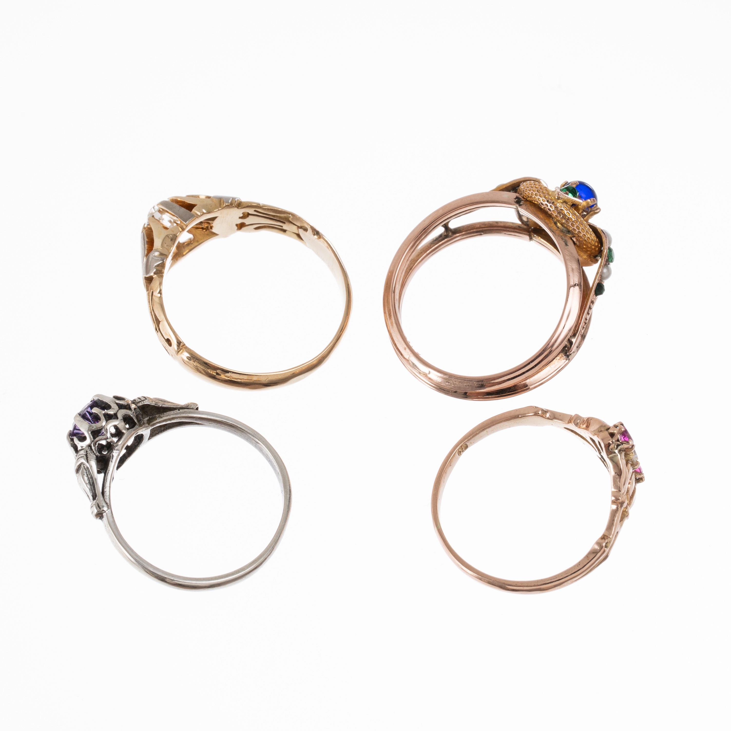 Anelli in oro 18 kt, otto pezzi con pietre colorate e inserti diamantati