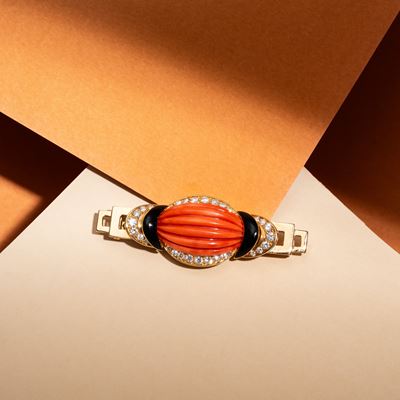 Spilla in oro giallo 18 kt con corallo, onice e diamanti taglio brillante