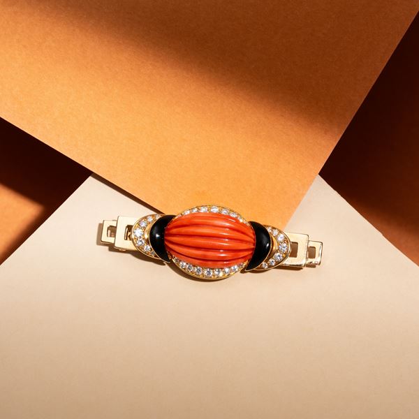 BULGARI - BULGARI - SPILLA IN ORO GIALLO 18 KT CORALLO, ONICE E DIAMANTI TAGLIO BRILLANTE