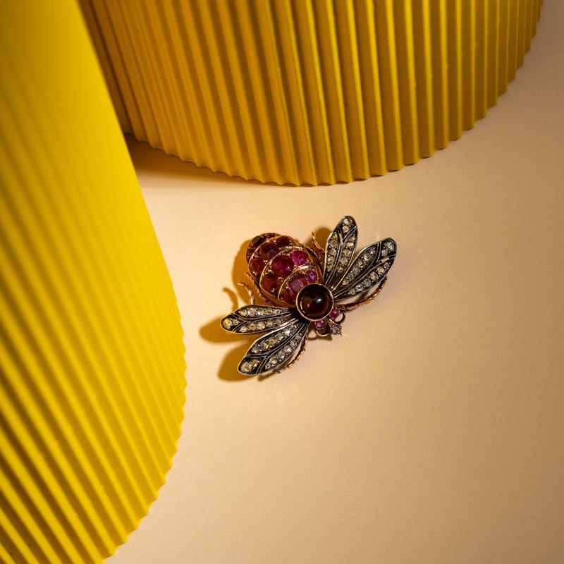 Spilla a forma di ape, oro rosa 18 kt e argento, rubini, granato cabochon e diamanti