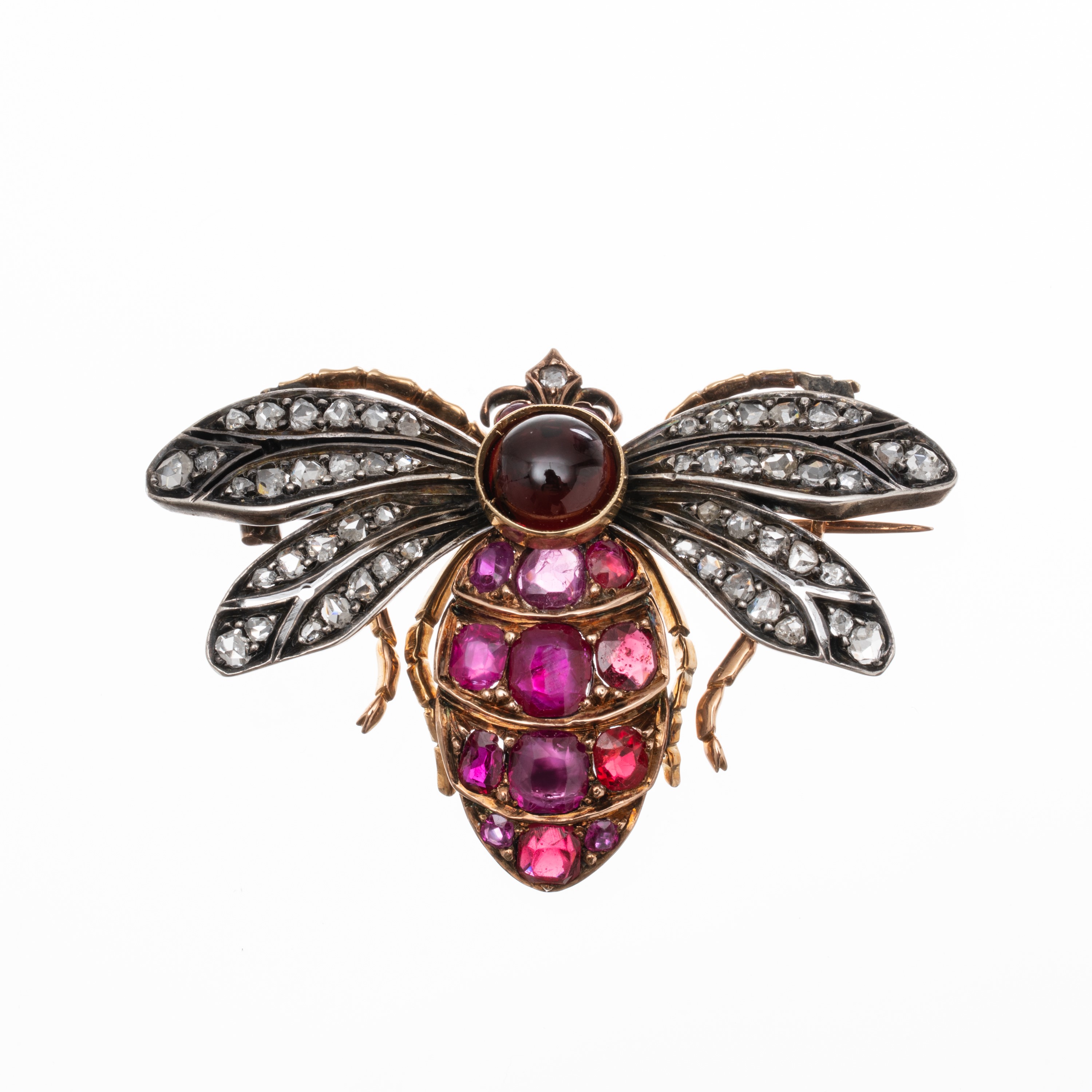 Spilla a forma di ape, oro rosa 18 kt e argento, rubini, granato cabochon e diamanti