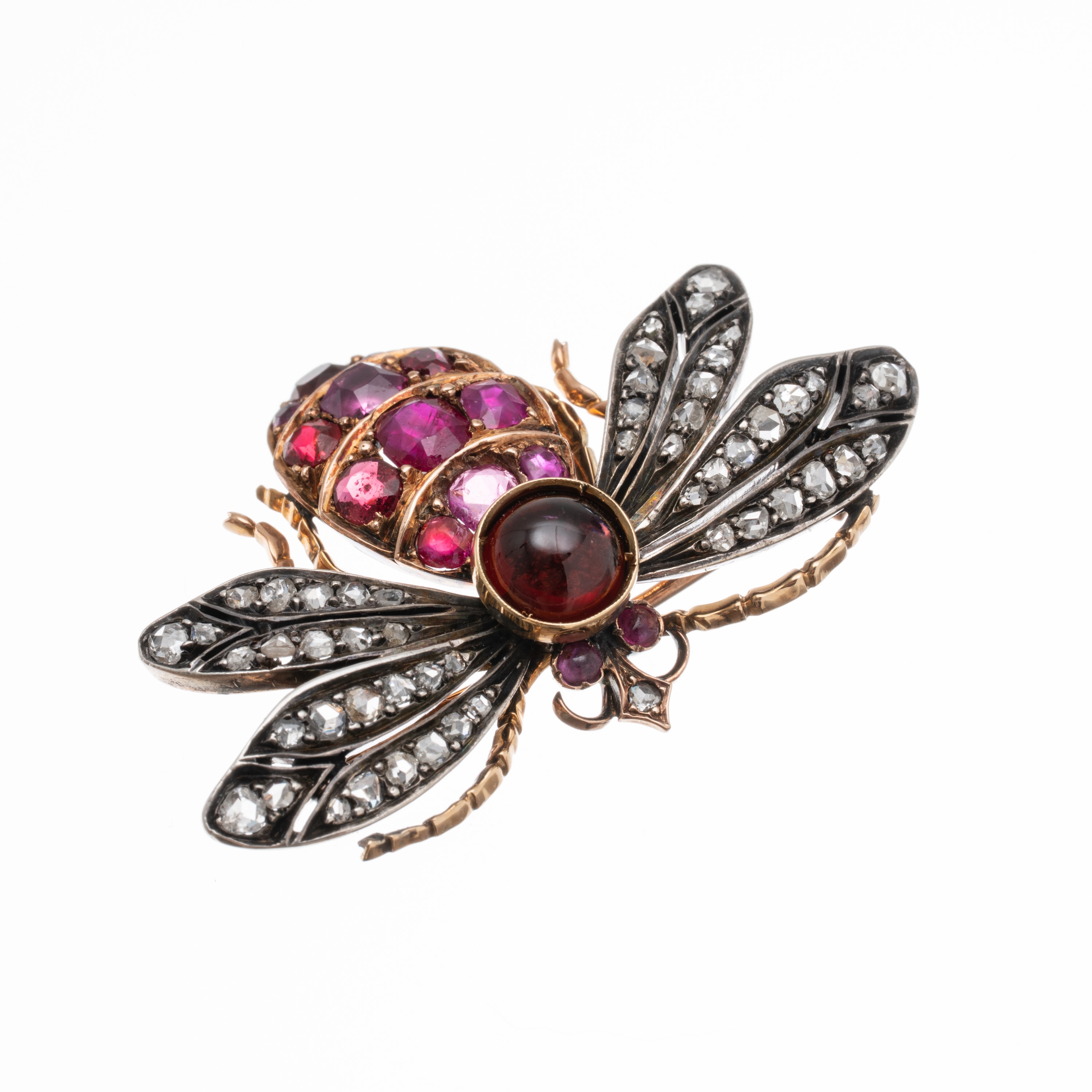 Spilla a forma di ape, oro rosa 18 kt e argento, rubini, granato cabochon e diamanti