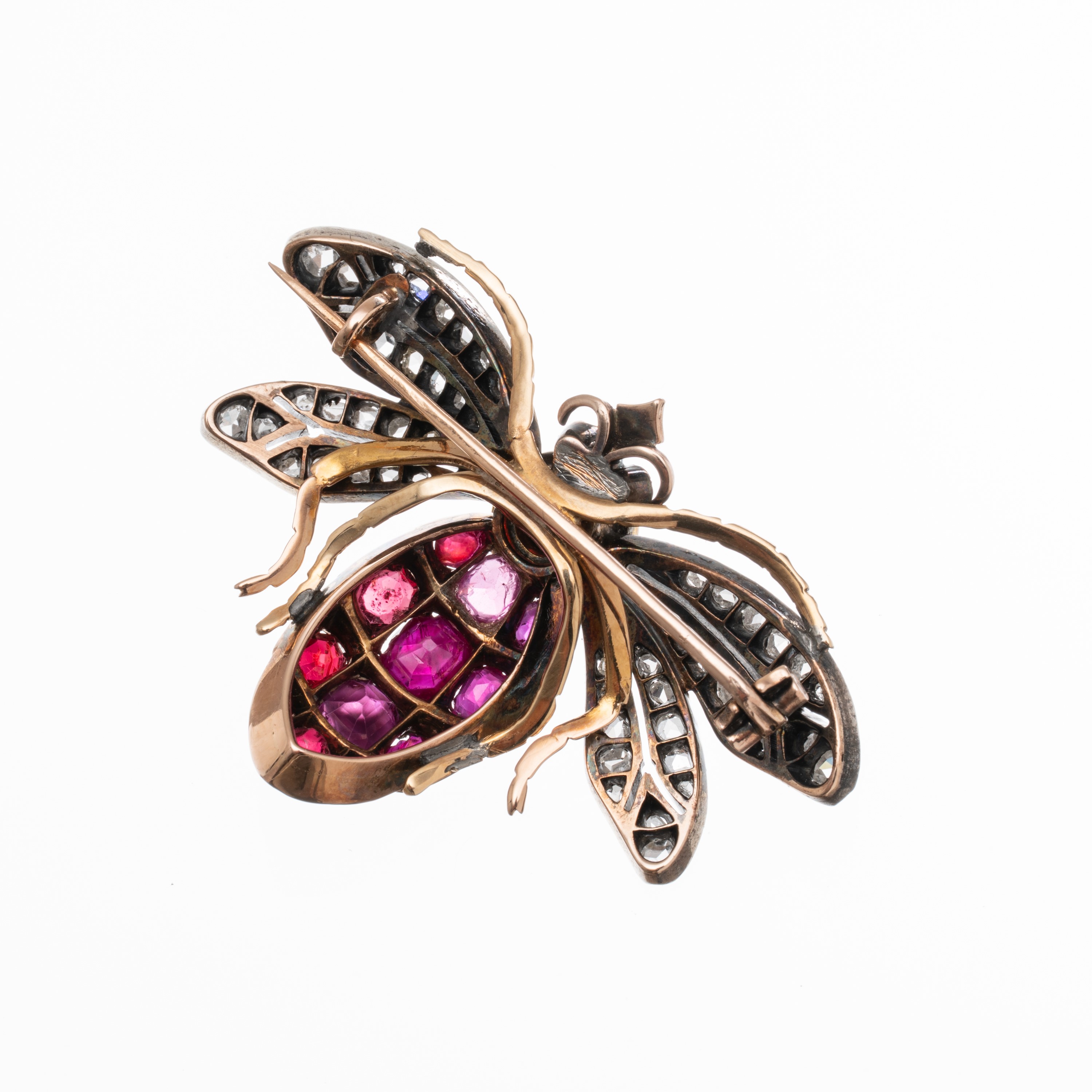 Spilla a forma di ape, oro rosa 18 kt e argento, rubini, granato cabochon e diamanti