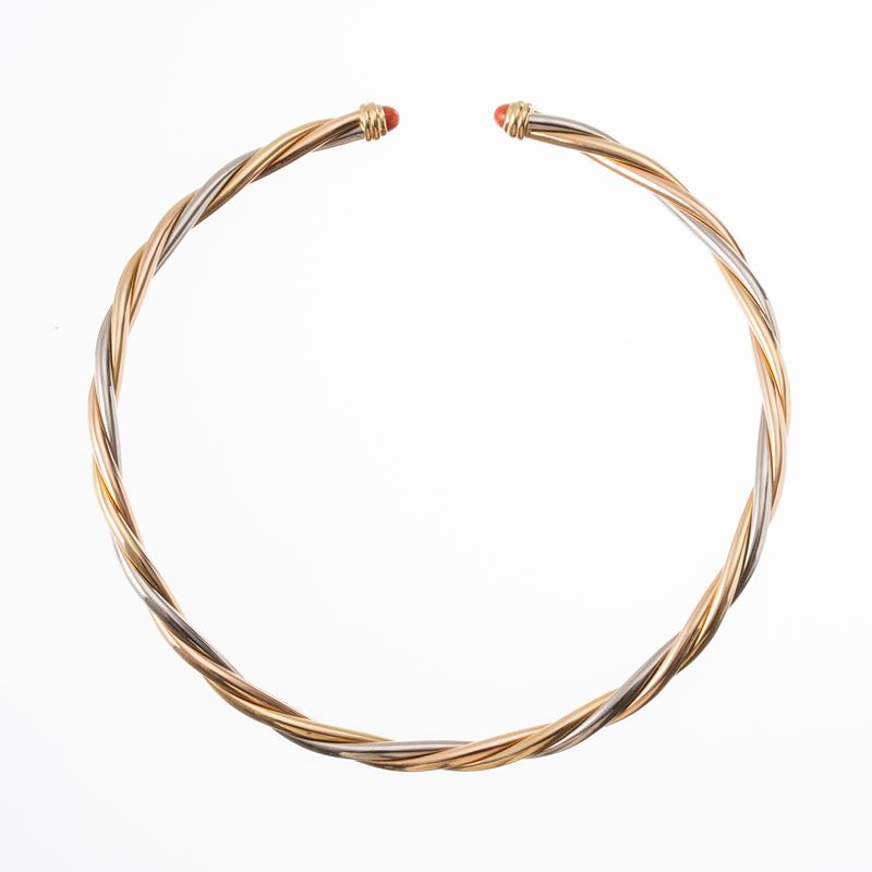 Cartier - Girocollo in tre ori 18 kt con due coralli cabochon