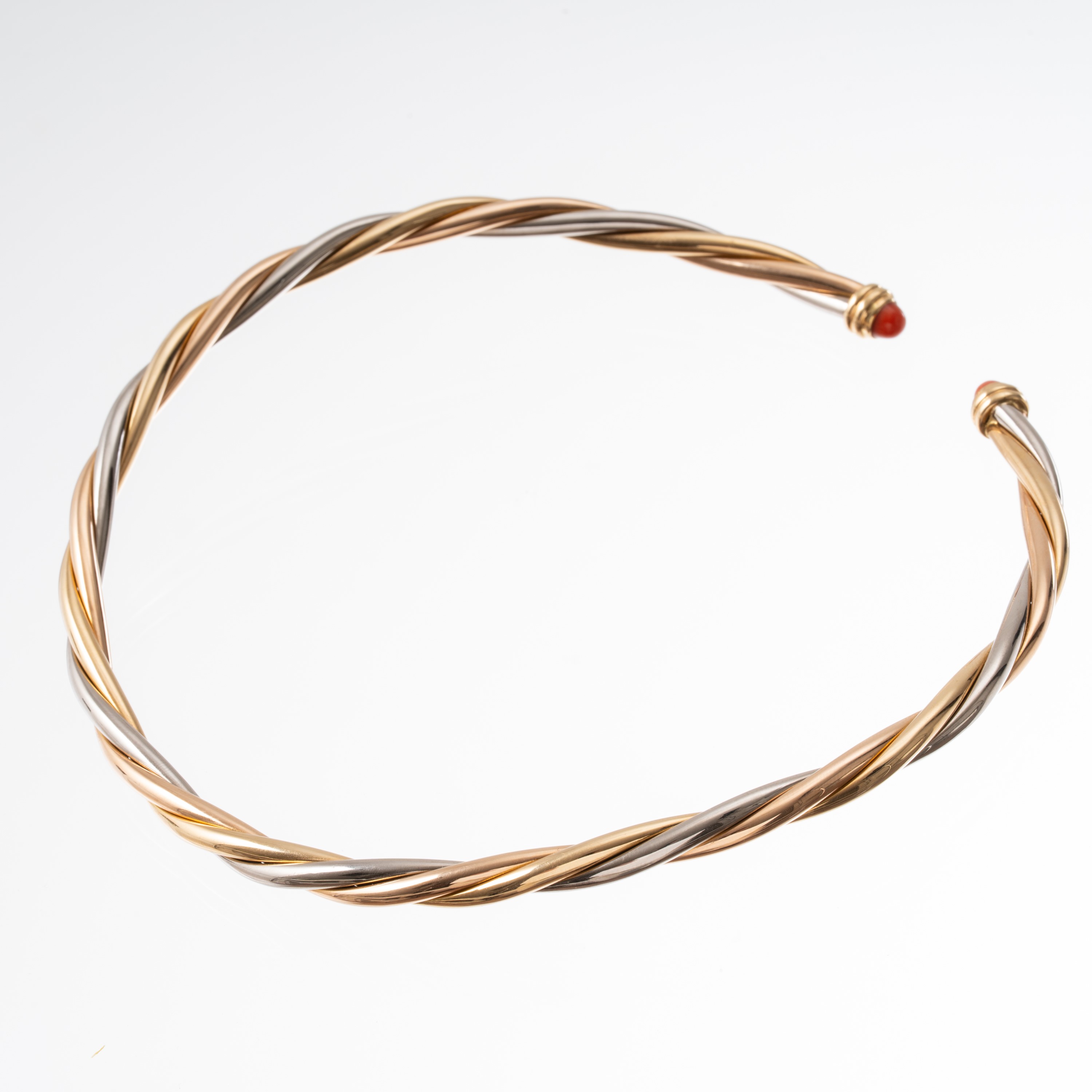 Cartier - Girocollo in tre ori 18 kt con due coralli cabochon