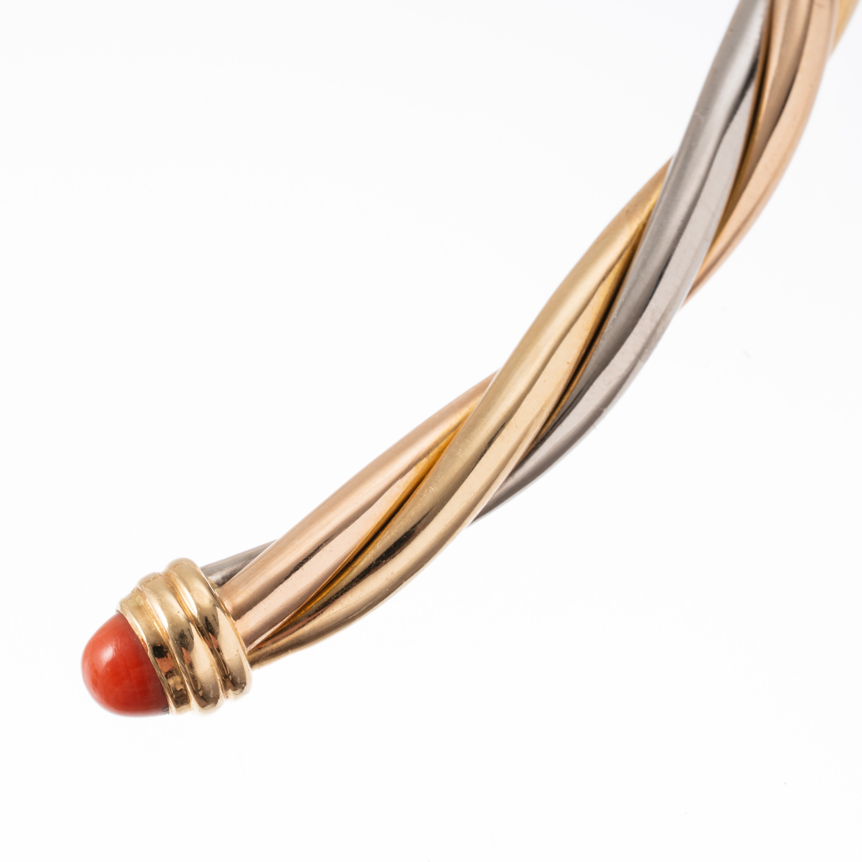Cartier - Girocollo in tre ori 18 kt con due coralli cabochon