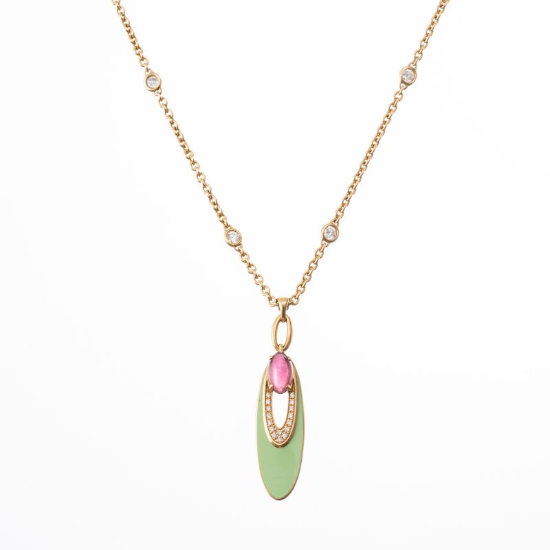 Bulgari - Collana modello Elisia in oro giallo 18 kt con tormalina cabochon rosa, smalto verde e ...