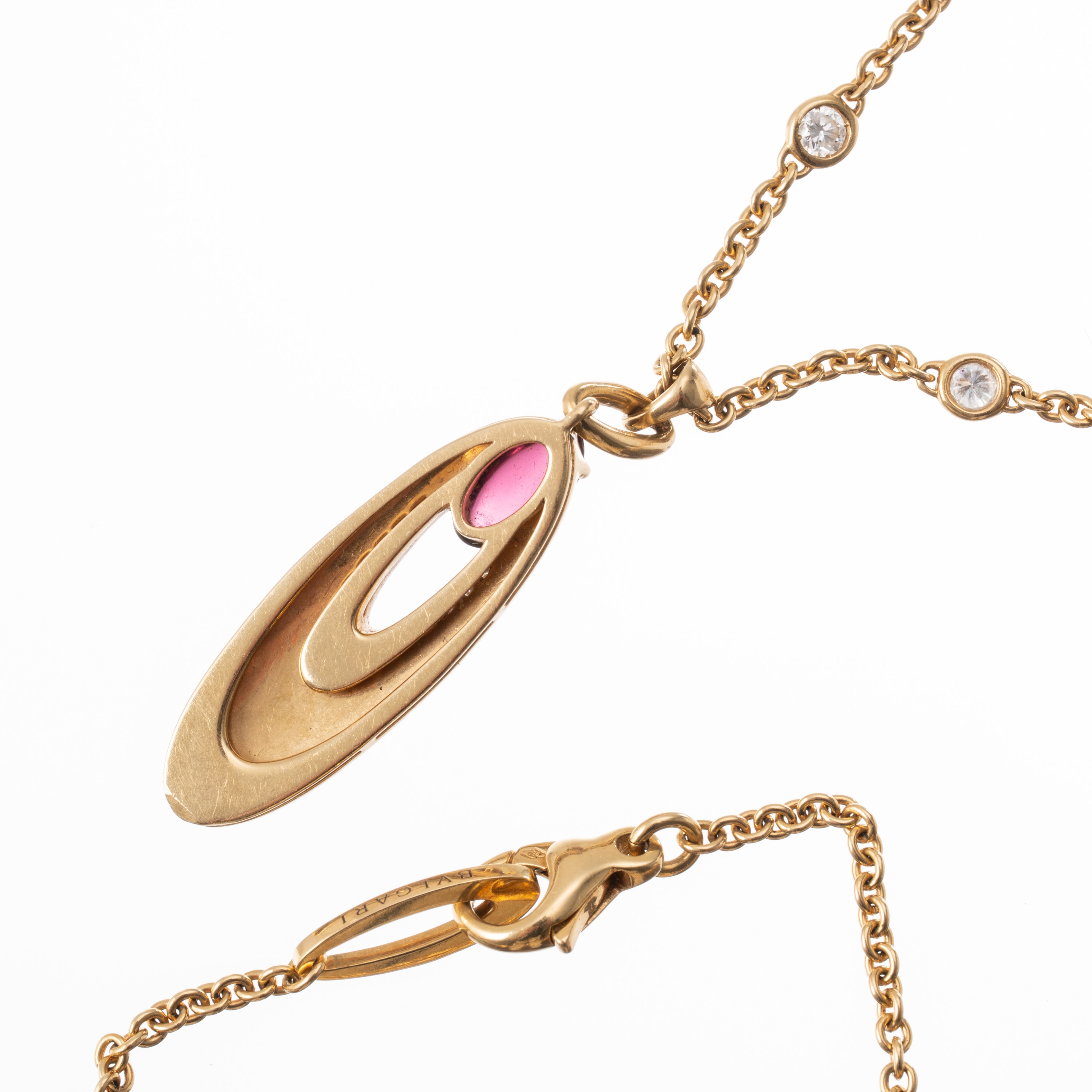 Bulgari - Collana modello Elisia in oro giallo 18 kt con tormalina cabochon rosa, smalto verde e ...