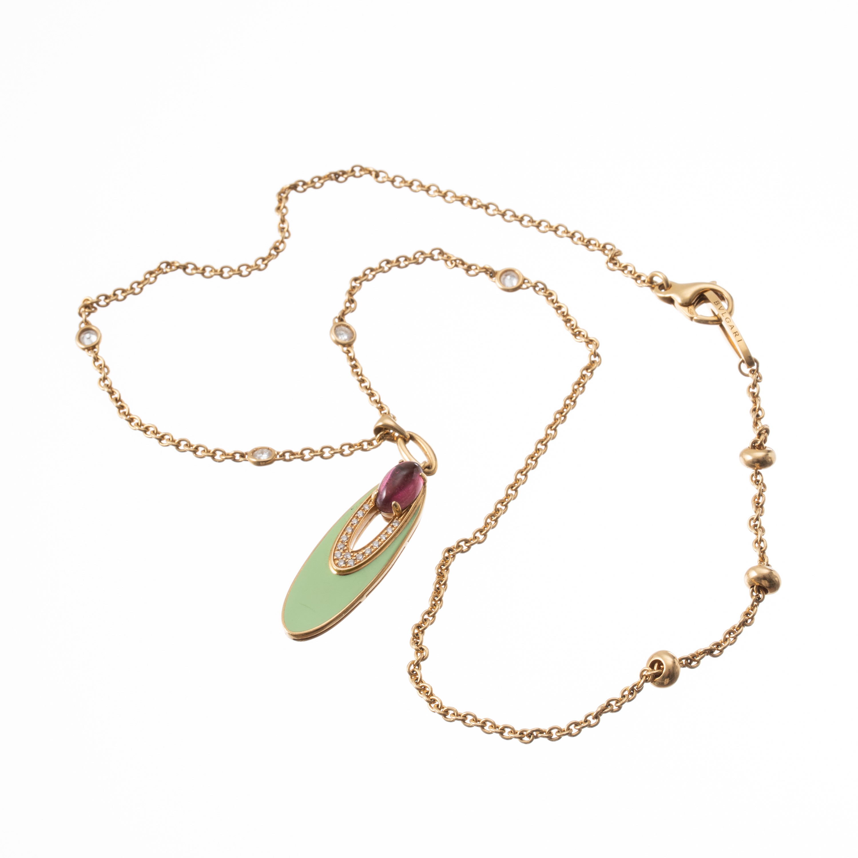 Bulgari - Collana modello Elisia in oro giallo 18 kt con tormalina cabochon rosa, smalto verde e ...