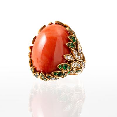 Anello in oro giallo 18 kt con corallo cerasuolo cabochon, diamanti taglio brillante e tsavoriti