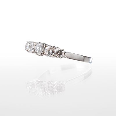 Anello in oro bianco 18 kt con cinque diamanti taglio brillante