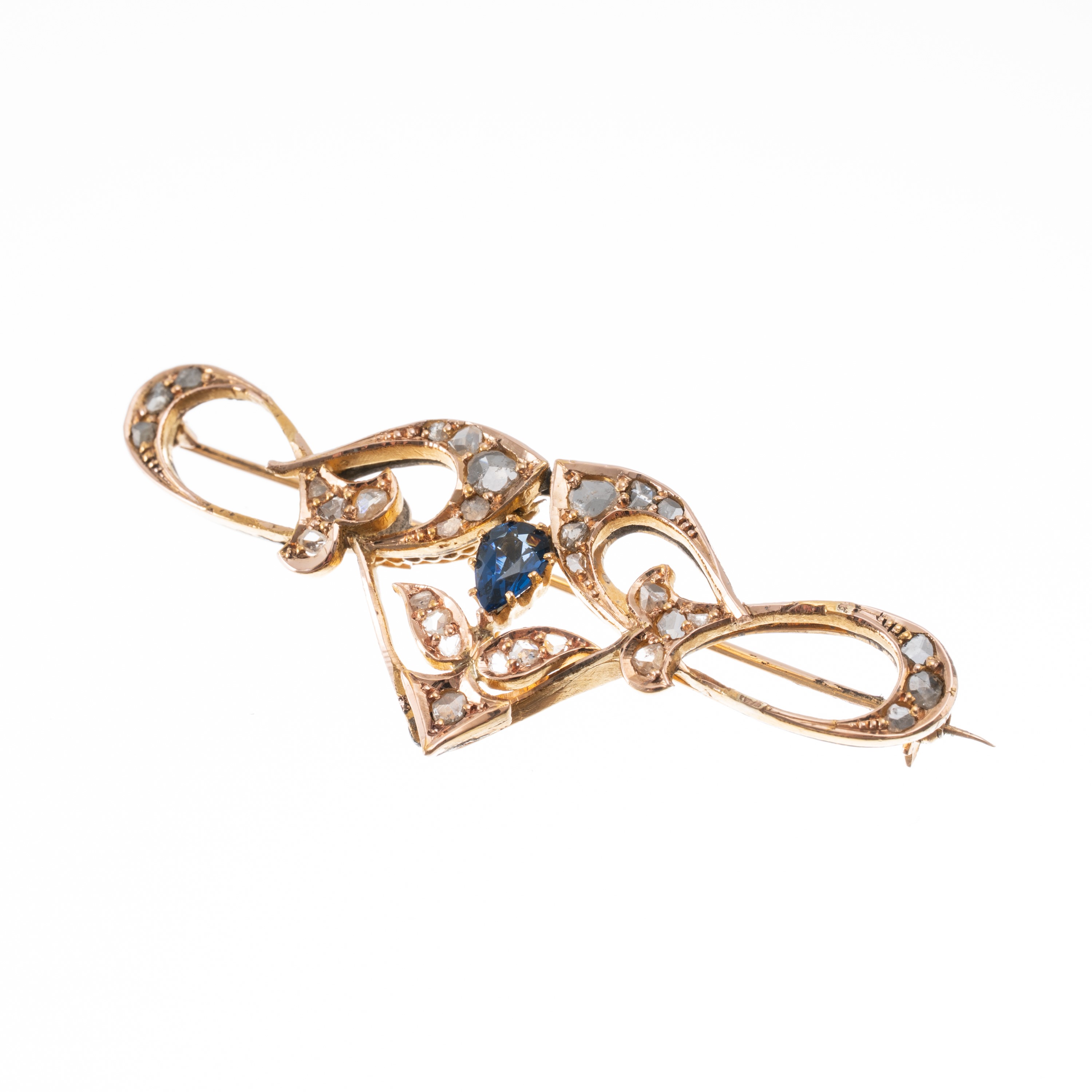Spilla a fiocco, oro giallo 18 kt con zaffiro a goccia (circa 0,50 ct)